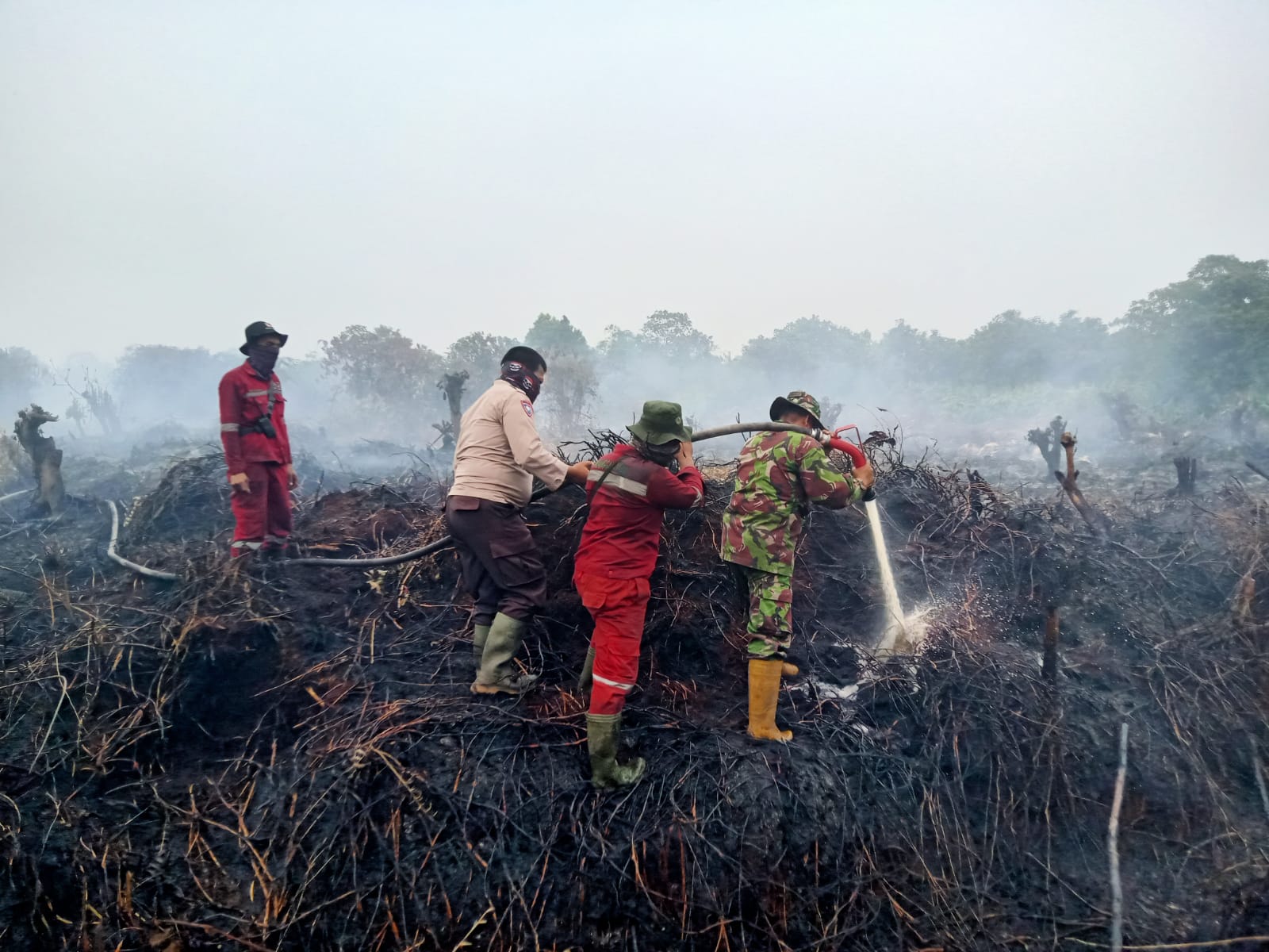 Polsek Tambang Gerak Cepat lakukan Pemadaman Kebakaran Lahan di Desa Rimbo Panjang